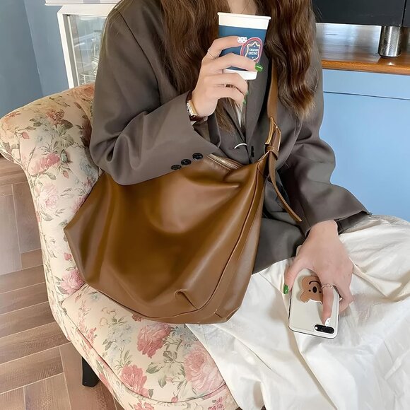 Elegant Vegan Leather Crossbody Purse - Lightweight Foldable Design for Travel - Picture 5 of 6